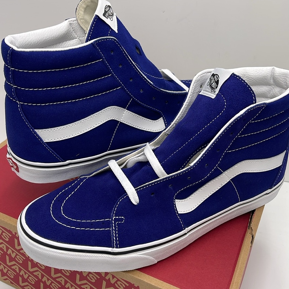 Vans Men’s Sk8-Hi Color Theory Beacon Blue
VN000D5IBYM
Sneakers - Picture 10 of 16
